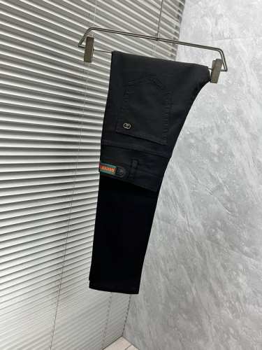 古‘’原单牛仔裤 2025新品，原版牛仔裤 原版重工打造，品牌经典Logo设计，原版五金辅料。专柜定制牛仔面料，完全对版专柜，欢迎专柜试穿后再购买，好货不怕比。