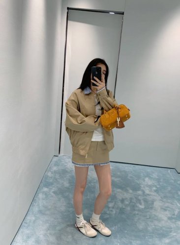 外套 短裙 Miumi* 25Ss早春新款 复古文艺风卡其色拉链夹克外套短裙。原版开发！高版出品！天蓝色格纹翻领可拆卸。假两件拼接设计！宽松廓形剪裁版型百搭不挑