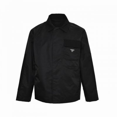 prada 普拉达 拼接翻盖口袋尼龙夹克外套 选用品牌标志性的再生尼龙面料，与传统尼龙性能相当，具备高强度，抗撕裂，耐磨损等特性。其质地轻盈，同时又具备防水功能