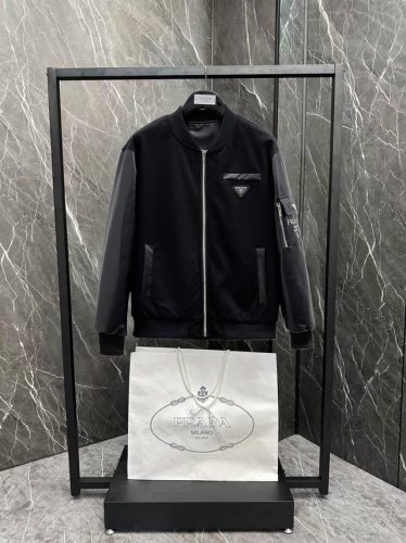 普拉达 官网同款，三标齐全，提前发售 2025Ss开春新款男士皮衣夹克外套，原单三标齐全高端版本 专柜定制面料 透气舒适度高，细节无可挑剔，品牌元素设计理念，体