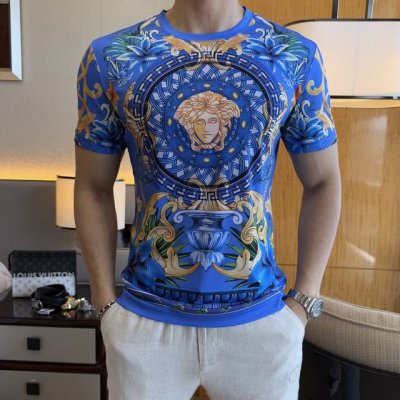 范思哲 2025Ss蛇年贺岁款春夏精品短袖T恤 官网同步 高端品质 定制顶级丝光棉面料，顶级大厂1:1制作，时尚大牌重工艺Logo设计，手感柔软细腻 穿着亲肤舒