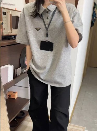 prada 2025Fw 普拉达解构螺纹拼接太空棉亨利领Polo短袖 普拉达2025年夏季爆款 Polo领设计可塑性强 细节修饰肩型小缝线 夏日轻薄不闷汗 面料