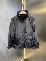 270 monc蒙口 24春夏新品Enet官网同步轻薄防晒短风衣 进口记忆丝面料质感轻盈透气！原版一比一定制完美版型超级大爱，內饰抽绳松紧腰H版型上身显瘦又拉风