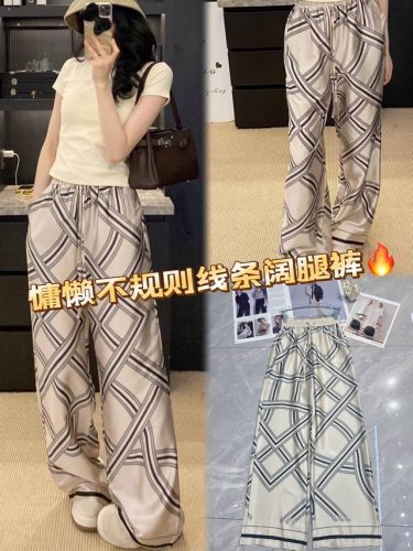 慵懒随性，这款不规则线条阔腿裤是时尚的代名词。流畅的线条交织，打破常规，为你勾勒独特风格。宽松版型，包容各种身形，行走间尽显潇洒自在。绸缎质感，亲肤又高级，无论