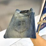 Dg杜嘉班、 2025Aw春夏新品，男士后口袋标志性铭牌贴饰时尚修身直筒牛仔长裤！基础好穿又百搭的一款牛仔裤装，是时尚大咖们凹造型必备的单品之一，兼容各种穿搭类