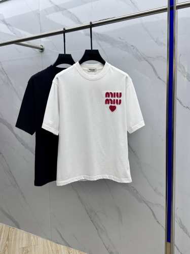 MIUMIU 缪缪 2025FW春夏新品圆领打底外穿T恤，立体感logo微廓形半袖 活性纯棉打底T恤，棉，手感面糯有骨感，柔而有韧性。工艺处理，韧性和抗皱性能得
