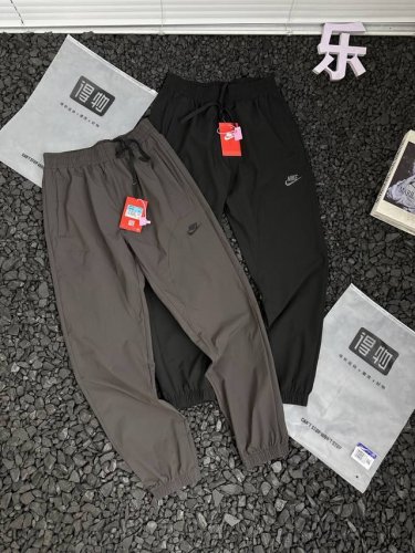 Nike耐克户外运动休闲时尚百搭透气速干吸湿排汗轻盈舒适束脚运动长裤 男女同款 在山野徒步时被闷热长裤困住步伐？Nike这款束脚运动长裤，专为热爱户外的你而生！