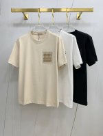 BV家25ss春夏新款短袖 T 恤来咯标识golo！简约又时尚。宽松休闲的圆领，舒适好穿。采用 260 克重纯棉面料，品质超赞。这个春夏，必须安排上！ 颜色：黑