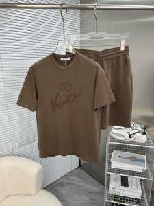 Valentino华伦天奴 2025新款套装采用客供独家进口定制面料 面料表面非常有质感显而易见 上身透气轻薄十分舒适 细节处彰显设计特色与精湛工艺 整体细节美