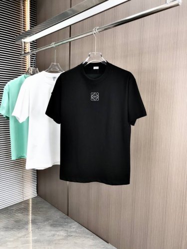 Loewe 罗意威 2025春夏新款 圆领短袖 胸前立体绣花 后幅贴皮刺绣Logo 采用高克重320克双纱精梳棉面料 微宽松版型 面料手感柔软厚实 男女同款 颜