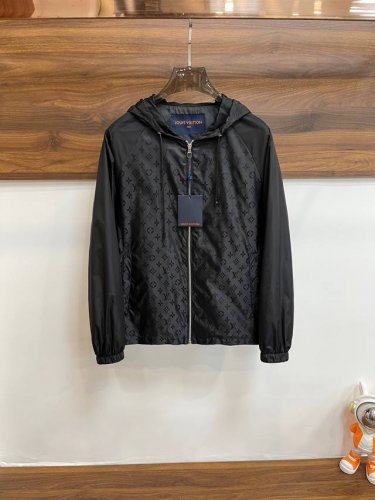 主推 Lv 2025Ss早春新款发布驴牌连帽夹克外套，春季爆款外套，穿上就是舒适自在又显瘦的存在，慵懒而随性，结合干净简单的色系就特别耐看，适合日常穿着~倾情推
