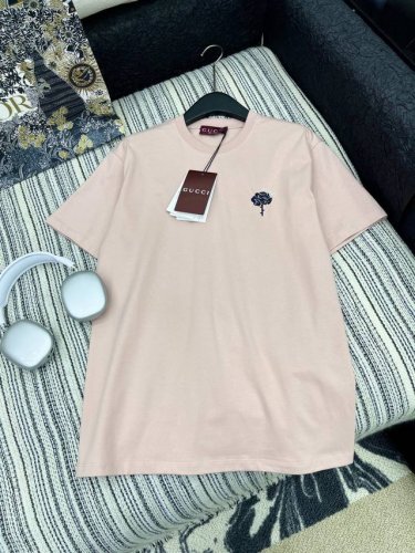 爆款现货 原单品质 Gucc*｜25限定系列新品拼接螺纹短袖T恤 精致常规版型上身巨显瘦！ 定制最新花朵刺绣 低调奢华！ 时髦精必备单品解锁所有穿搭！ 认准我家