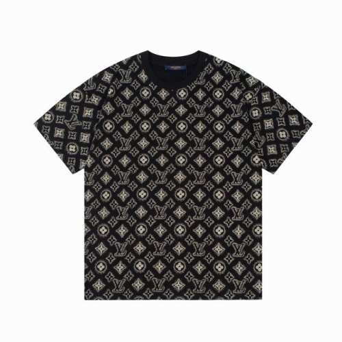 隔天到 Louis Vuitton 路易威登 老花水彩满身印花 Logo标识精致升级 原版面料 官方同款 短袖T恤 同缸染面料 手感非常舒服 春夏最新版本 颜色