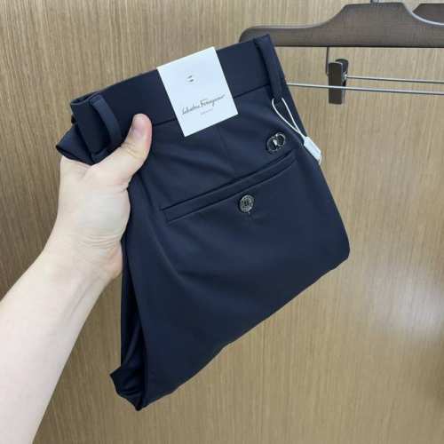新品 Fg 2540Ss春夏新品，官网同步有售，男士高端商务休闲西裤，高端进口面料，带弹力，后面采用硅胶字母压胶，五搭配，即经典又时尚，合体裁缝，上身效果无约束