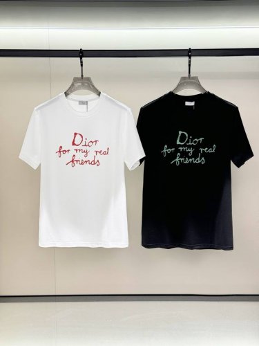 Dior 迪奥，2025夏季最新款，专柜同步有售，原单狠货，时尚休闲圆领短袖T恤，上身很有特点！吸睛而有亮点，进口原版面料，顶级刺绣工艺字母图案装饰Logo，简