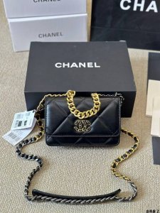 顶级小羊皮 Chanel 19 Woc 发财包 小香牛皮最近好多明星都在背Chanel 19 这款包是由老佛爷Karl Lagerfeld和Chanel现任创意
