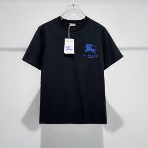 2025Ssbur微标战马短袖T恤 *定制全棉面料 面料柔软 亲肤舒适 *正面印有微标战马标识 后副大标标识 设计师Daniel Lee带着巴宝莉战马标回归 象