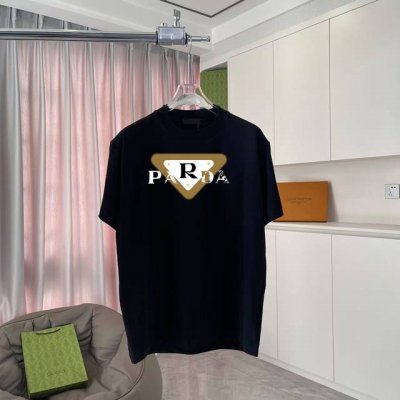 prad*普拉达2025春夏季新款 个性字母Logo印花 定制面料300G 短袖T恤 男女同款 颜色: 黑色 白色 尺码: S M L Xl Xxl 五个码