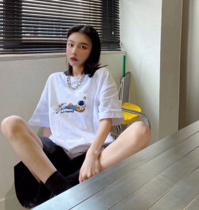 上新！新款中国李宁宇航员联名限量版，国潮圆领短袖T恤！超级吸睛！ 不仅保留了传统的招牌风格，色调上的搭配效果自带层次，视觉上很有高街调性！重工艺高质感，棉质感强
