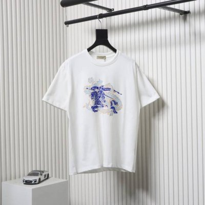 burberry 巴宝莉 25Ss 战马骑士植绒印花短袖面料采用32支双纱250克高克重纯棉面料，高水平印花加植绒工艺 ，同时植绒印花的成分采用尼龙材质尼龙本身