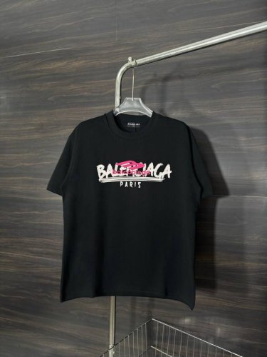 款号：He237 Balenciaga 巴黎世家胸前字母凸印圆领短袖 面料采用280克双股双纱纯棉面料，手感舒适柔软，上身舒适透气，领口采用同缸同色罗纹，不紧绷
