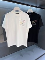 新品 经典高端彩绘 2025Ss春夏驴 男士圆领印花短袖T 恤 时尚的新高端,渠道货品数量稀少 ！ 逐渐在胸前勾勒 标识轮廓。密纺棉质针织裁出经典版型，搭配罗纹