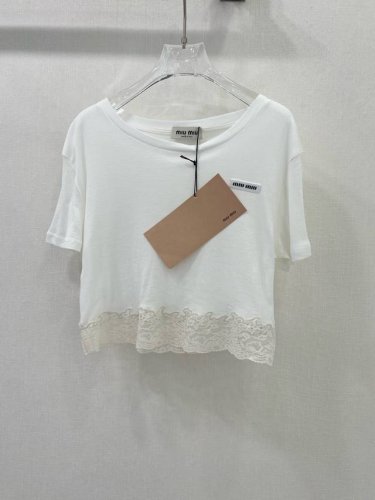 miumi*25新款经典贴布圆领短袖拼接下摆蕾丝 订制高品质面料 质感亲肤细腻舒适 极具魅力的设计感，高端大气 经典纯色系充满满满的甜美气息 减龄少女时代！白富