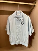 迪奥 Christian Dior 2025春夏新品短袖拉链外套，完美诠释奢华与时尚。沉稳大气，纯净优雅，皆以简洁利落的剪裁勾勒出精致轮廓。领口与袖口细节考究，