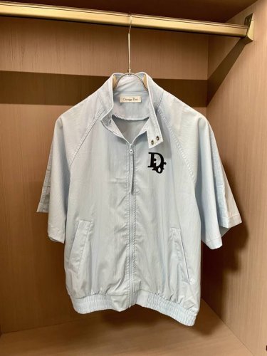 迪奥 Christian Dior 2025春夏新品短袖拉链外套，完美诠释奢华与时尚。沉稳大气，纯净优雅，皆以简洁利落的剪裁勾勒出精致轮廓。领口与袖口细节考究，