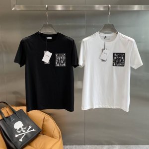 迪家 迪奥T恤 夏日清新奢华之选 简约又清爽 左胸处独特的黑色品牌图案 精致且富有设计感 低调中彰显出奢华格调 瞬间提升整体时尚感 M-3Xl 隔天