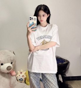Versace 范思哲皇冠字母印花短袖 上身图