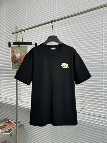 dior 迪奥 夏季最新官网 胸前章仔立体绣花短袖T恤 男女同款 官网同步 面料：采用原版洗水后300G定制全棉定制定染双纱面料 螺纹同缸定染零色差 独家品质区
