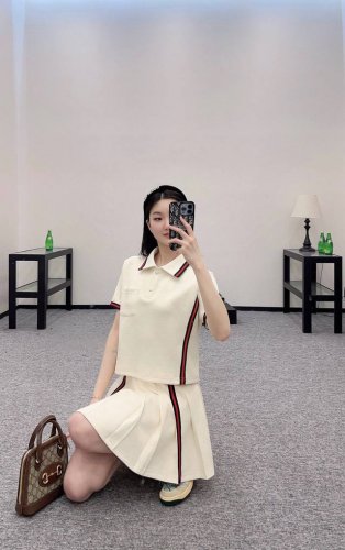 Gucc*新品 翻领上衣百褶短裙套装 定制Yb斜纹全棉材质 舒适软糯 穿搭洋气 翻领短袖上衣百褶短裙套装 领口半开襟钮扣处理 随意调节 成衣以菱形分布满铺双G字