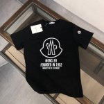 Moncler 蒙口 24Ss夏季新款圆领短袖T恤！270克重磅高端纯棉面料，手感质感都极完美！修身裁剪设计干净利落！时尚又好看！走线做工非常精致！版型效果超赞