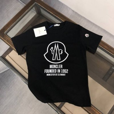 Moncler 蒙口 24Ss夏季新款圆领短袖T恤！270克重磅高端纯棉面料，手感质感都极完美！修身裁剪设计干净利落！时尚又好看！走线做工非常精致！版型效果超赞