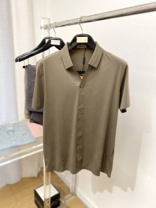 巴宝莉 2025新品短袖衬衫 时尚帅气 简约百搭款 定制原版面料 不仅挺括 保持潮流的廓形 又穿着舒适 纱织更细腻 码数M-Xxxl