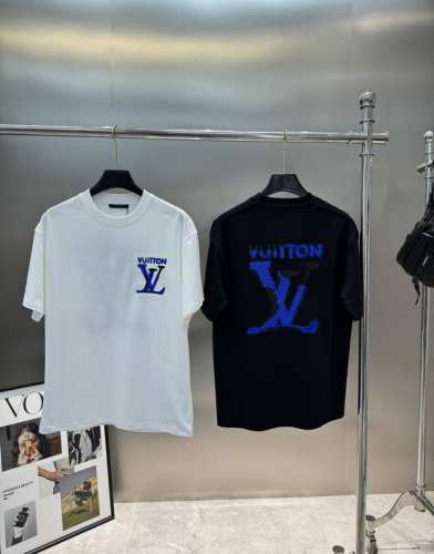 驴牌*25S新款潮牌T恤.男女同款！重工款推荐！采用260G纯棉面料.上身也是非常的舒适.胸前立体3D绣花工艺.品牌字母直击主题.后背搭配经典Lv字母绣花质感图