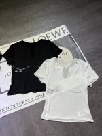 pp Miumi*烫钻V领小T恤出货，超好面膜丝滑面料，上身亲肤舒适，主要看面料，版型，超级好穿，自留两色的都，必爆，两色Sml