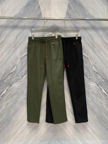 25春夏新品休闲运动新风尚Kit金属Logo点缀长裤细节在休闲与运动的界限日益模糊的今天，Kit品牌全新推出的休闲运动薄款直筒金属Logo点缀长裤，为时尚界注入