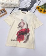gucci 可爱围巾猫咪印花短袖T恤 定制240克同缸染面料 手感非常舒服 上身亲肤舒适！！ 特别活力又阳光的风格 图案充满了童趣 可爱暴击 年度最佳单品 上身