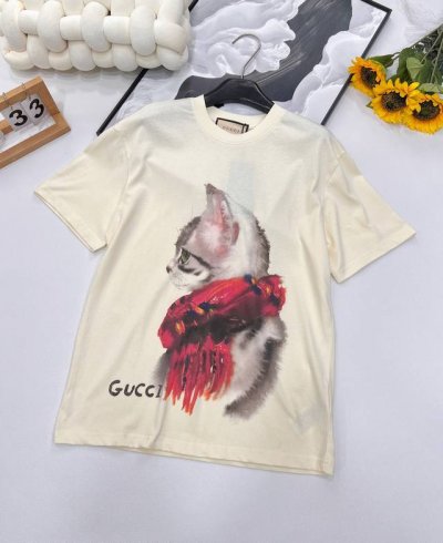gucci 可爱围巾猫咪印花短袖T恤 定制240克同缸染面料 手感非常舒服 上身亲肤舒适！！ 特别活力又阳光的风格 图案充满了童趣 可爱暴击 年度最佳单品 上身