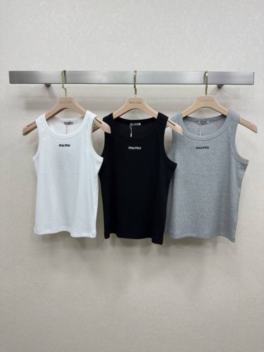25Ss Miumi 背心 春夏系列 圆领领口 经典字母Logo刺绣图案点缀 简约又不失特色 舒适透气 弹力修身版型 上身显瘦又百搭 商标齐全 三色Smlxl