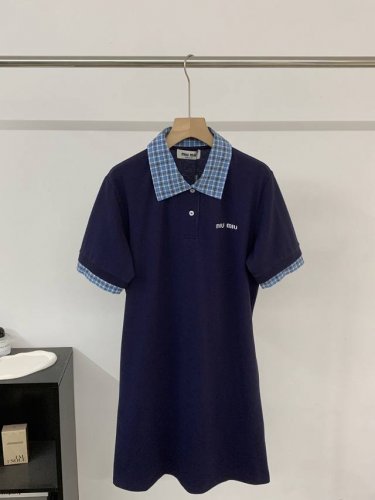 miu Miu2025新款 蓝色格纹拼接翻领假两件短袖Polo连衣裙明星同款 Miu里Miu气的学院风系列，上身简直不要太好看！无敌减龄款！ 超多明星博主在秀，