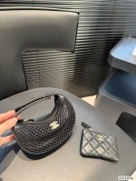 Chanel25S 香奈儿镂空网纱月亮包火爆全场的一款夏季新款 之前看秀就觉得很可爱的网兜包果然没有翻车自带一个内胆小包包超级可爱 尺寸：18 11 货号330