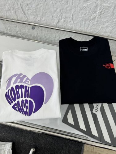 The North Face 北面 25Ss Tnf后背爱心印花男女情侣圆领短袖T恤 小红书热门爆款 明星网红同款穿搭 男女日常通勤穿搭必备单品 高品质260克