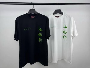 新款上新古驰滑冰女孩 款号3461 Gucci的一件神仙T恤！干净的白色T恤上，亮眼的荧光绿元素格外吸睛。一侧印着醒目的“Gucci”字样，还有独特的图案和经典