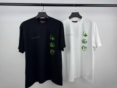新款上新古驰滑冰女孩 款号3461 Gucci的一件神仙T恤！干净的白色T恤上，亮眼的荧光绿元素格外吸睛。一侧印着醒目的“Gucci”字样，还有独特的图案和经典
