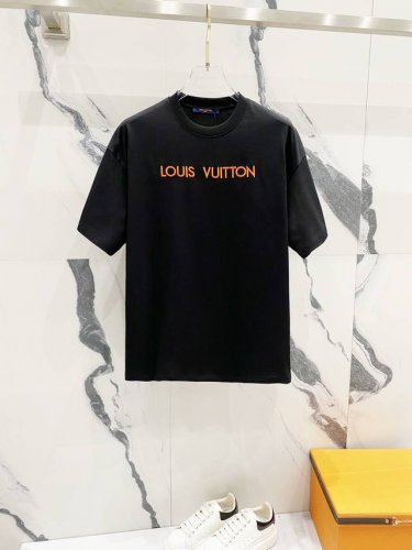 隔天到 Louisvuitton 路易威登 260克圆领短袖T恤 品牌字母排列橙色刺绣Logo工艺标识 官方同步 高版本 高品质 时尚个性 百搭潮流 纯原品质