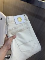versace范思哲 2025新品男士牛仔裤 面料舒适弹性好。独家发售 时尚优雅 重工艺设计。采用原色酵母水洗工艺 精选进口重磅丹宁牛仔面料 配定制五金装饰 真