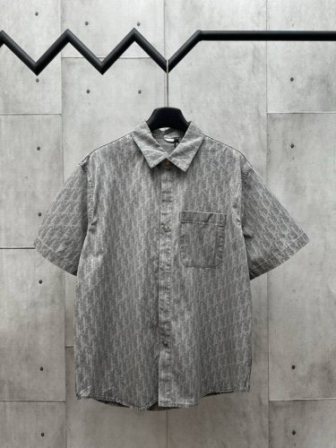 dior 迪奥 25Ss满印提花短袖衬衫 面料字母采用拔印工艺，是将原本纱线的颜色拔成白灰色，非市面上所谓的印花或者提花面料，面料质感有厚感便硬挺，非市面软啪啪